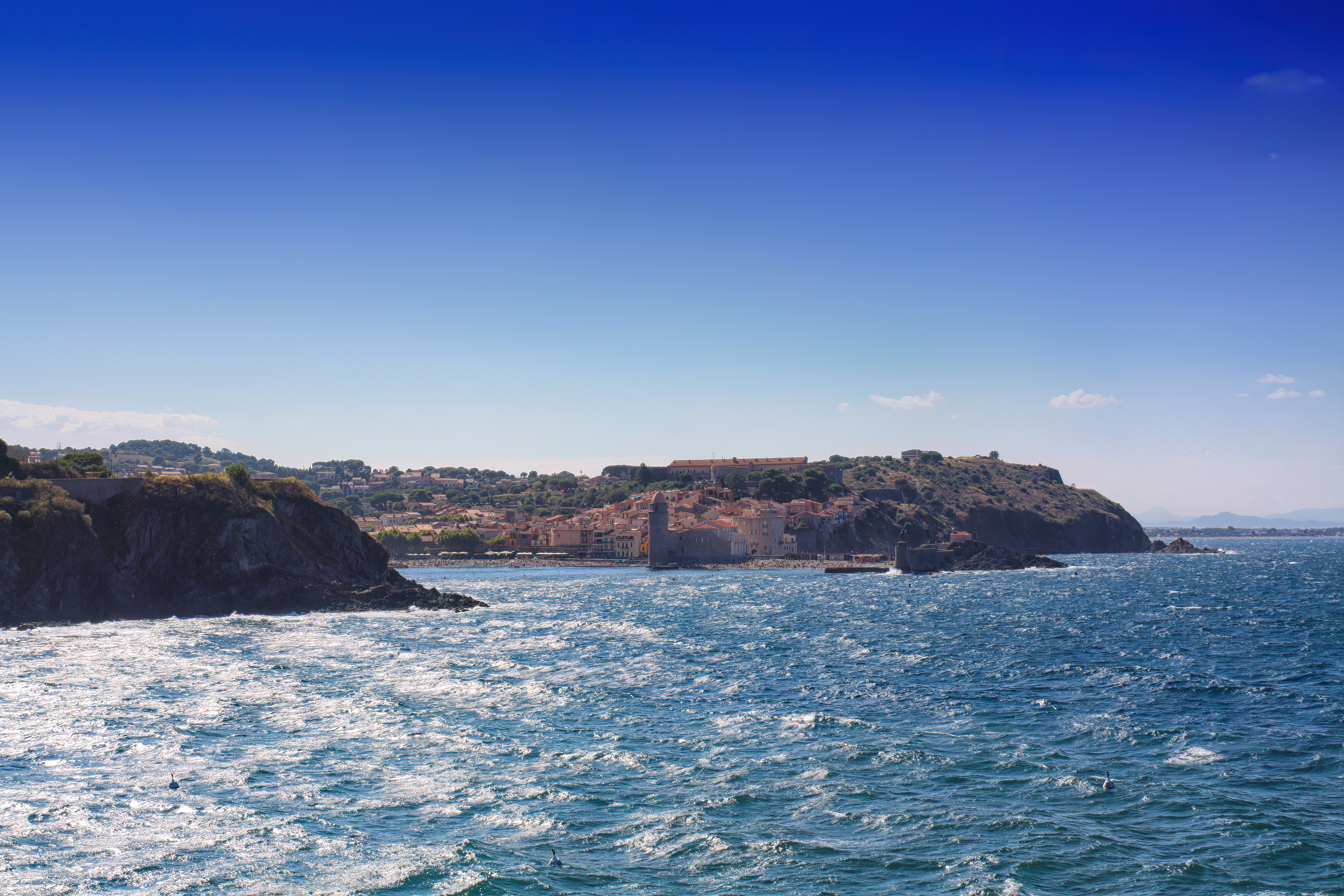Collioure, joyau de la Côte Vermeille ጠ Le clocher et le Château Royal depuis la mer